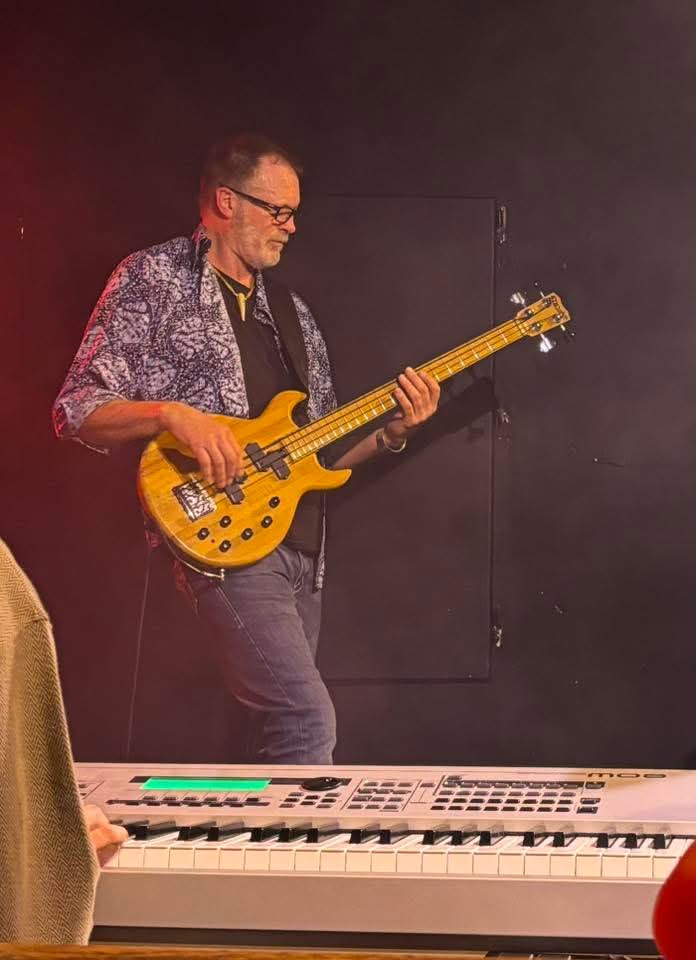 Bass live on stage